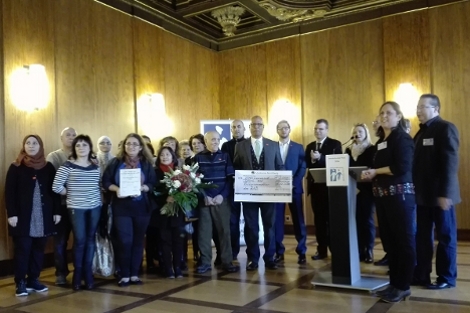 Das Team der Sprachvermittler nimmt den interkulturellen Preis der Stadt Nürnberg entgegen