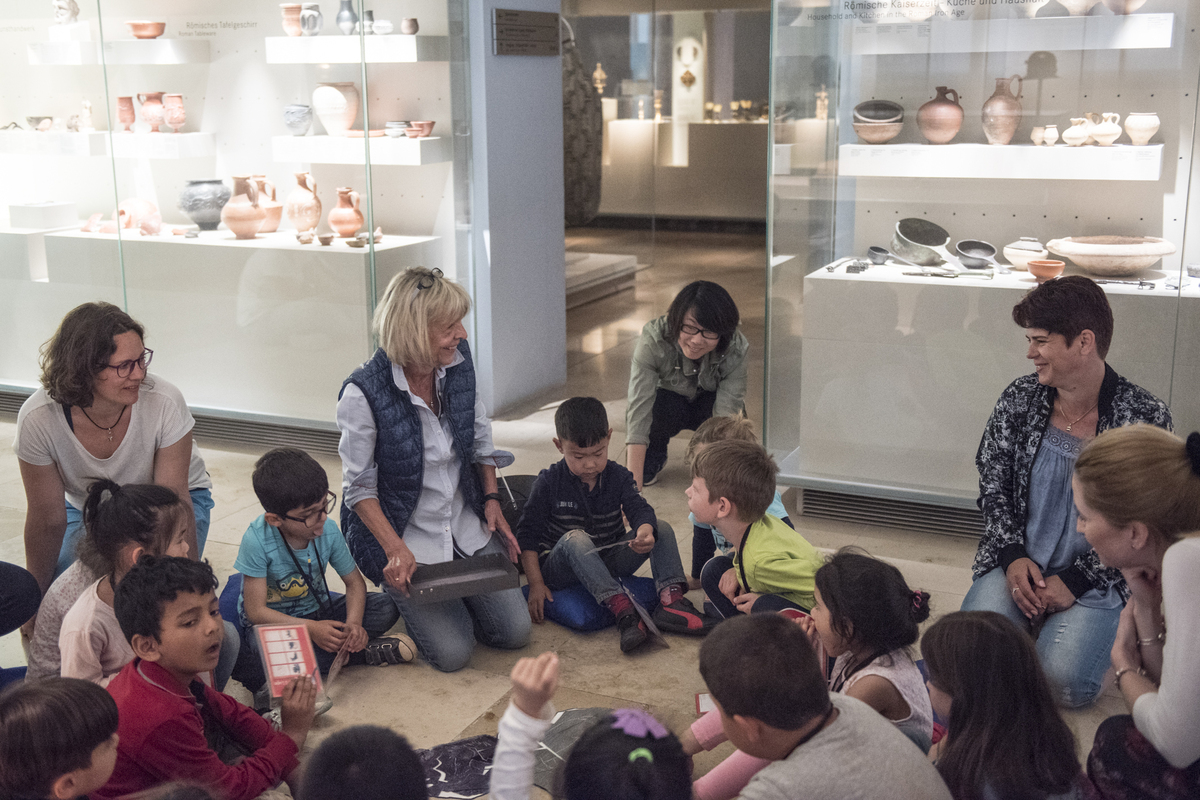 Kulturfreunde bei einer Führung duch das Neue Museum