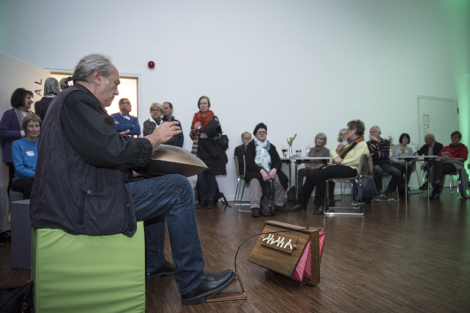 Der Handpan-Spieler Rainer Rabus in Aktion