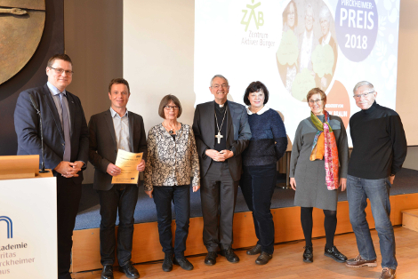 Die Ehrenamtlichen Renate Dreilich, Iris Warmuth und
              Birgit und Harald Niehus freuen sich mit ZAB-Leiter Wolfgang Neumüller über die Auszeichnung