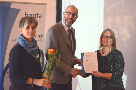 Dr. Christoph Steegmans (Bundesministerium für
              Familie, Frauen, Senioren und Jugend) und Birgit Bursee              (Vorsitzende bagfa e.V.) überreichen die              Zertifizierungsurkunde an ZAB-Mitarbeiterin Dr. Beate Wittich.