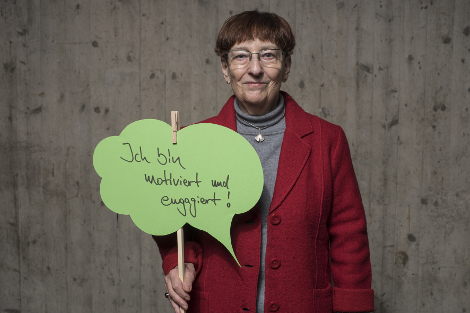 Ehrenamtliche mit Große für Kleine Schild auf dem ZAB Neujahresempfang.