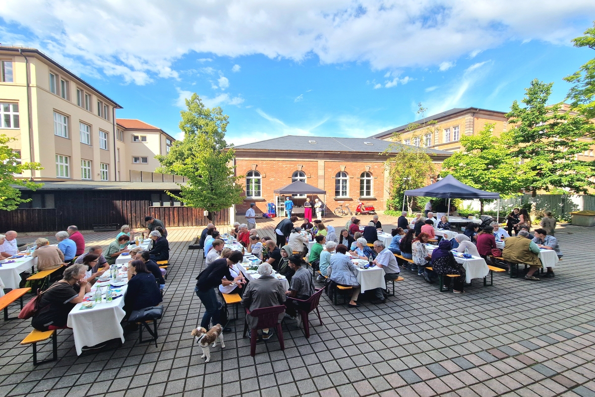Nach dem Regen schmeckten Kaffe und Kuchen im Freien. (Foto: Vanessa Vogel)