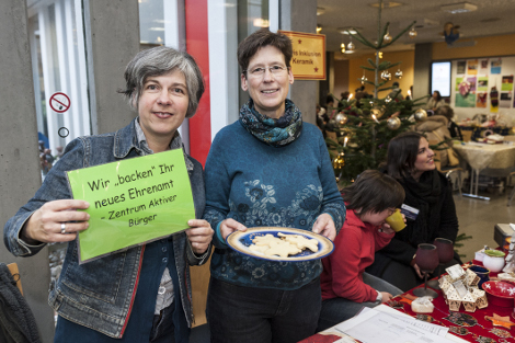 Die hauptamtlichen Mitarbeiterinnen Gabi Wegner und Eva-Maria Pietzcker beim Weihnachtsmarkt im Gemeinschafthaus Langwasser