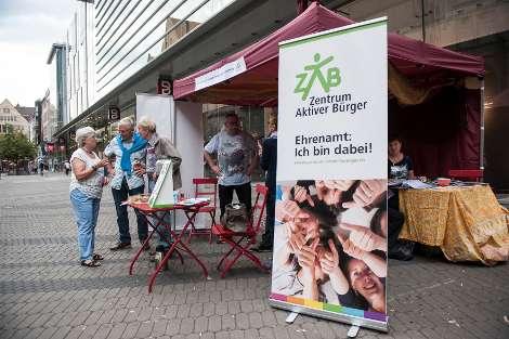 Infostand vom ZAB in der Fußgängerzone